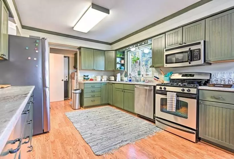 Lakefront Hartland Cottage W/ Patio & Fire Pits!