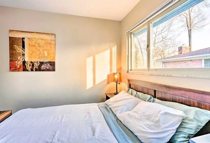 Lakefront Hartland Cottage W/ Patio & Fire Pits!