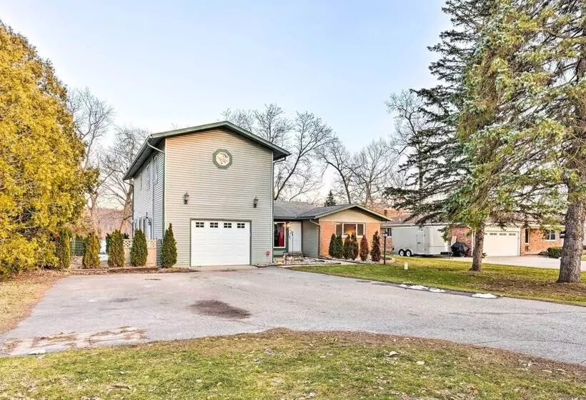 Lakefront Hartland Cottage W/ Patio & Fire Pits!