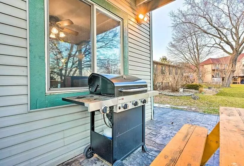 Lakefront Hartland Cottage W/ Patio & Fire Pits!