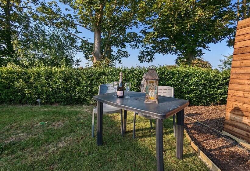 Luxury Glamping Pod With Hot Tub, Fees Apply