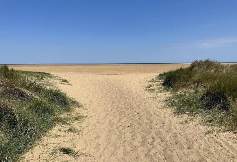 Luxury Glamping Pod With Hot Tub, Fees Apply