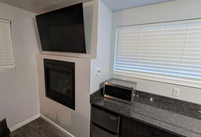 Majestic Rockies Motel