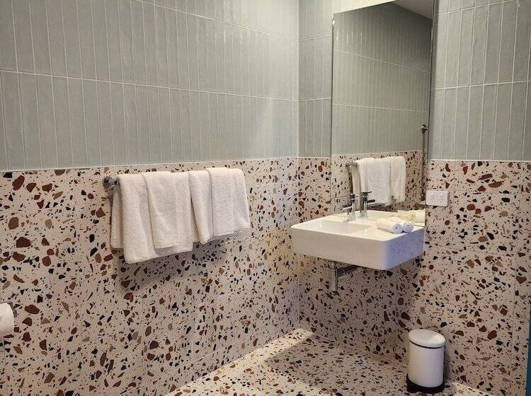 Peninsula Hotel Motel