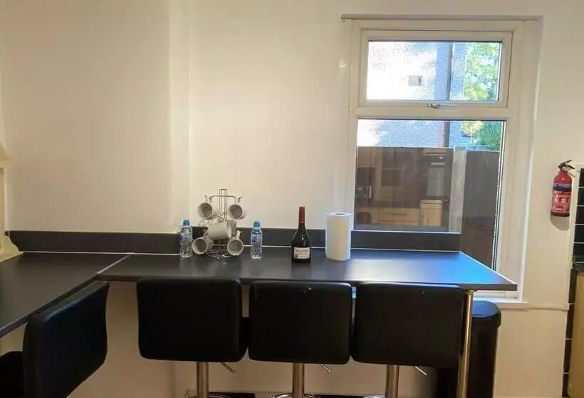 ペンション Room In Guest Room   Central Stratford Cozy Double Room With Shared Facilities