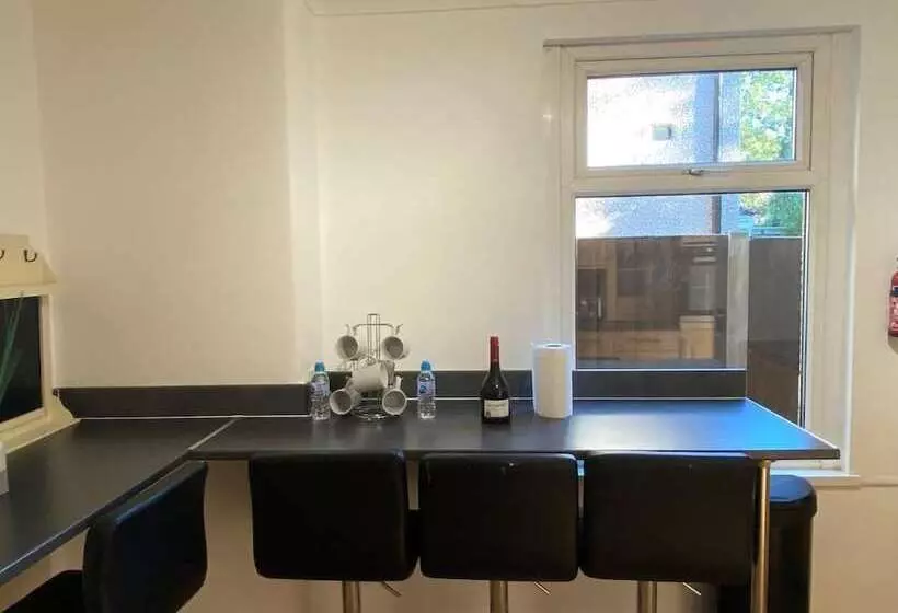 ペンション Room In Guest Room   Central Stratford Cozy Double Room With Shared Facilities