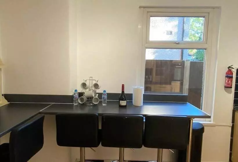 ペンション Room In Guest Room   Central Stratford Cozy Double Room With Shared Facilities
