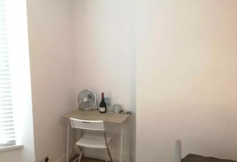 ペンション Room In Guest Room   Central Stratford Cozy Double Room With Shared Facilities