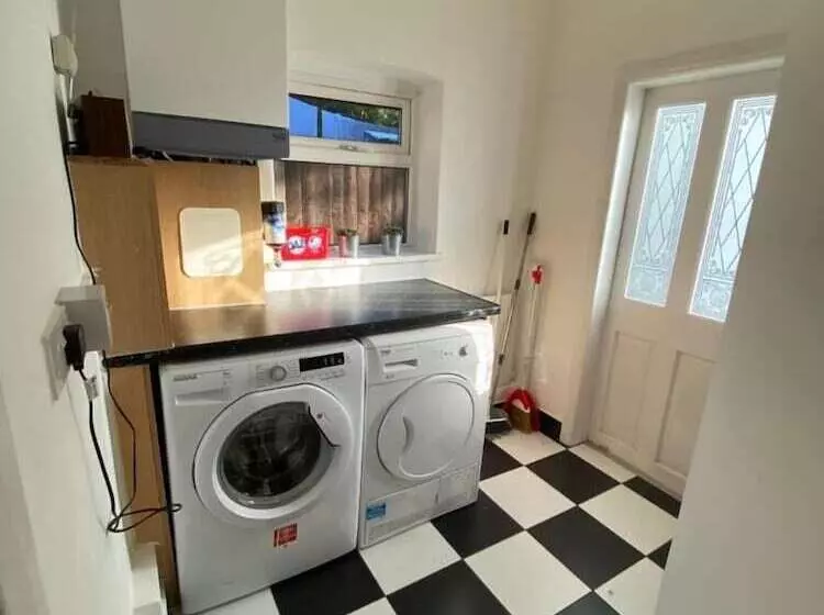 ペンション Room In Guest Room   Central Stratford Cozy Double Room With Shared Facilities