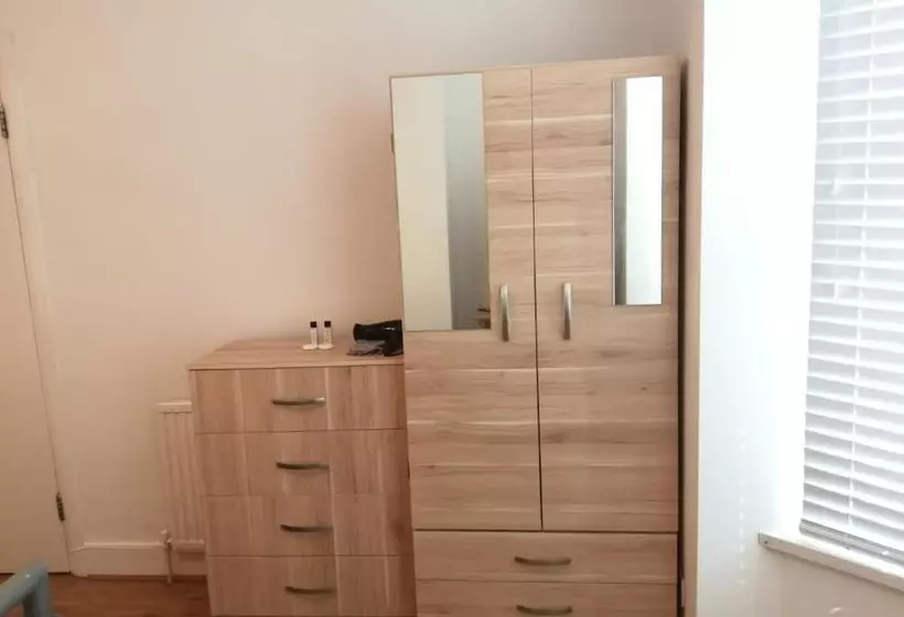 ペンション Room In Guest Room   Central Stratford Cozy Double Room With Shared Facilities