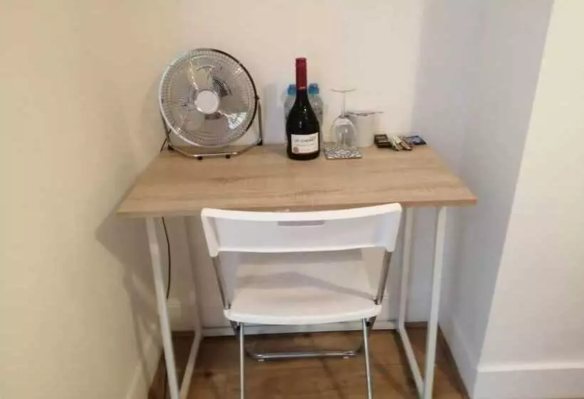 ペンション Room In Guest Room   Central Stratford Cozy Double Room With Shared Facilities