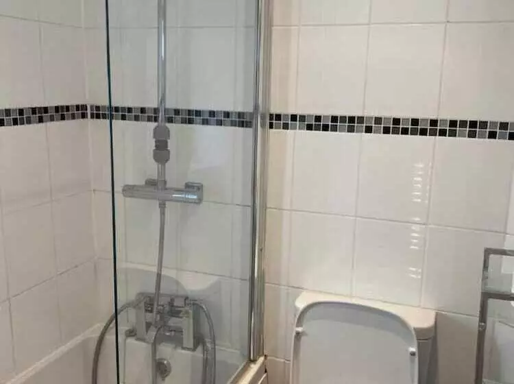 ペンション Room In Guest Room   Central Stratford Cozy Double Room With Shared Facilities