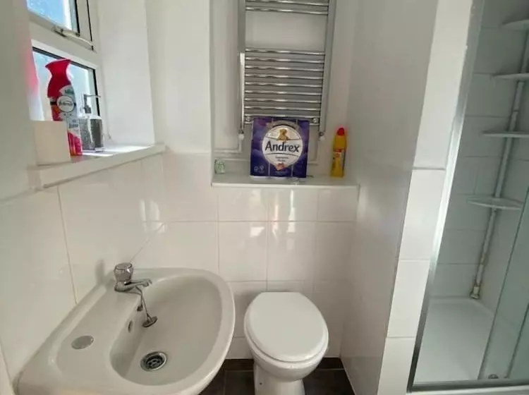 ペンション Room In Guest Room   Central Stratford Cozy Double Room With Shared Facilities