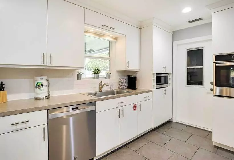 Pet Friendly Paradise W/ Pool ~ 6 Mi To Beach!