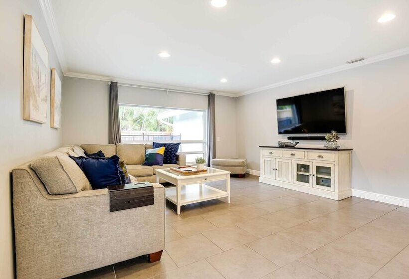 Pet Friendly Paradise W/ Pool ~ 6 Mi To Beach!