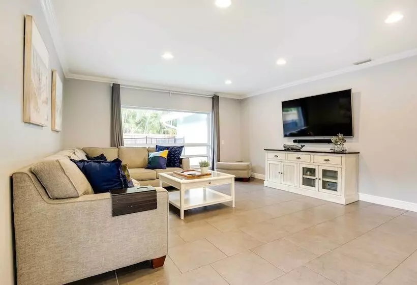 Pet Friendly Paradise W/ Pool ~ 6 Mi To Beach!