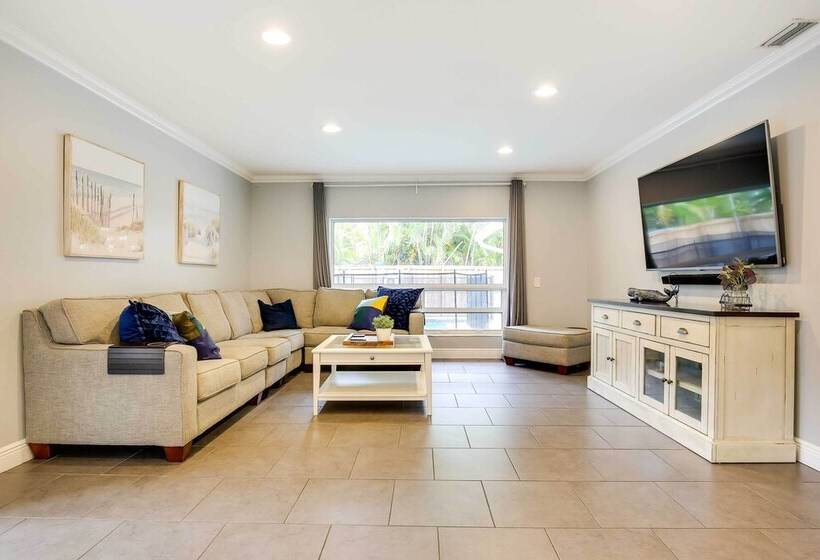 Pet Friendly Paradise W/ Pool ~ 6 Mi To Beach!