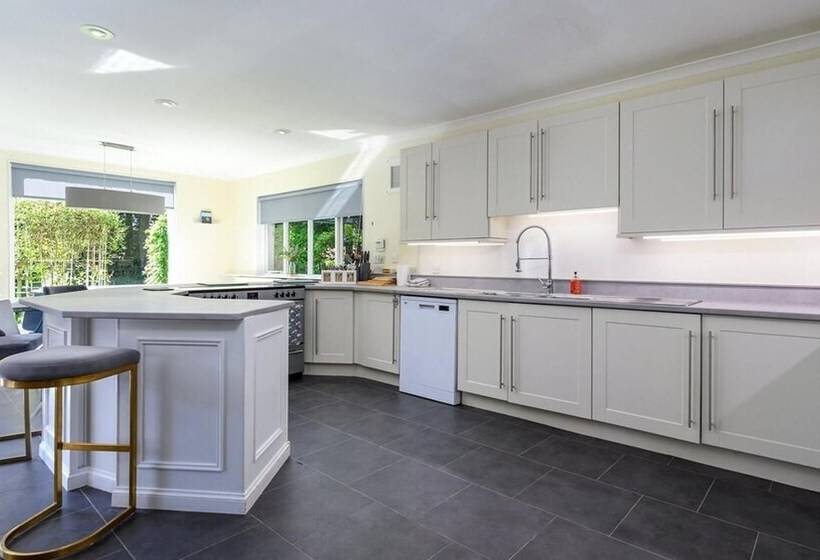 Residència Lovely 6 Bed Country House With Pool, Nr Arbroath