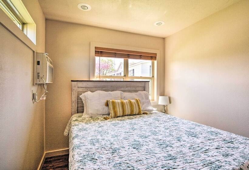 Resort Cabin W/ Nearby Pool & Lake Access!