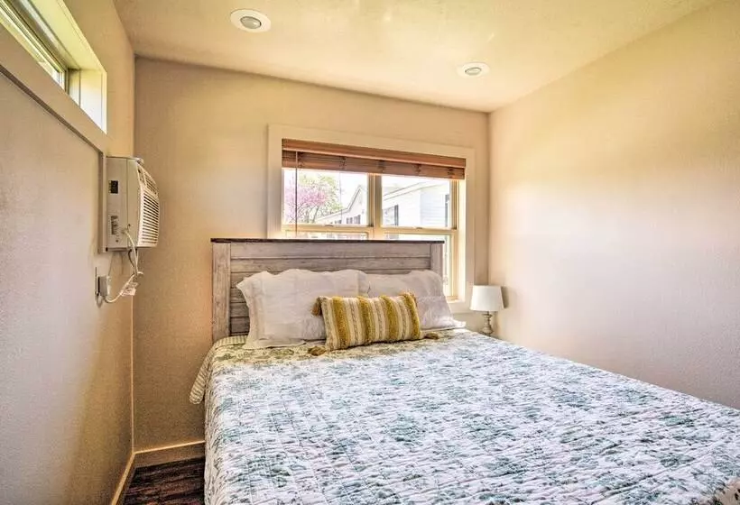 Resort Cabin W/ Nearby Pool & Lake Access!