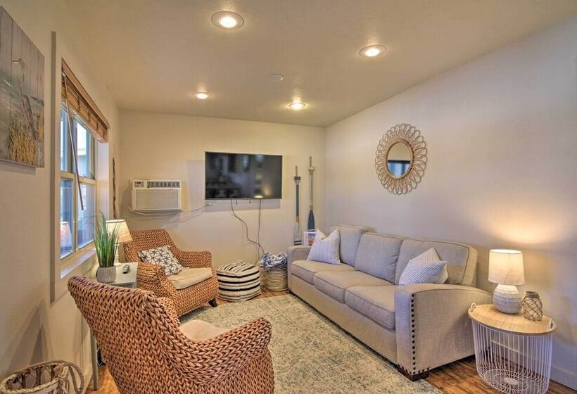 Resort Cabin W/ Nearby Pool & Lake Access!