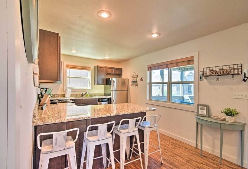 Resort Cabin W/ Nearby Pool & Lake Access!