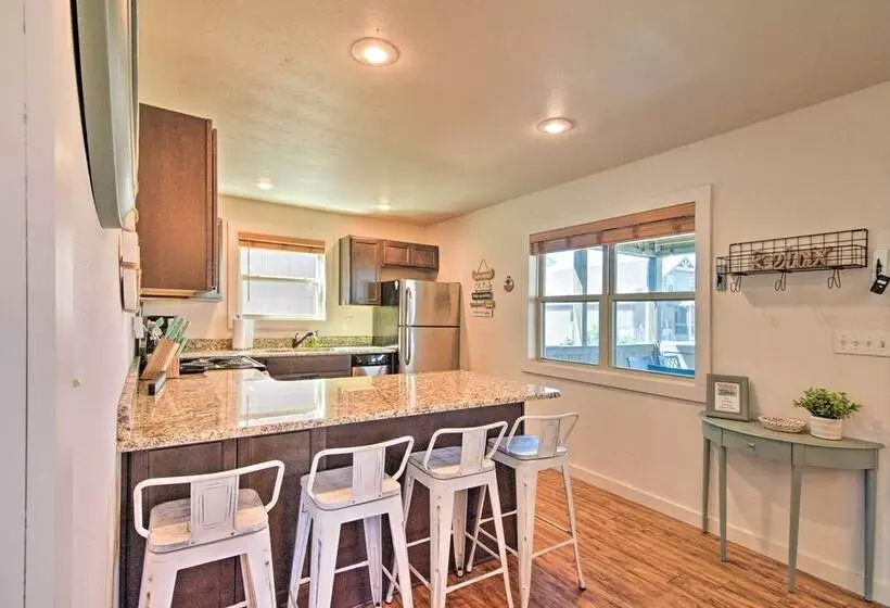 Resort Cabin W/ Nearby Pool & Lake Access!