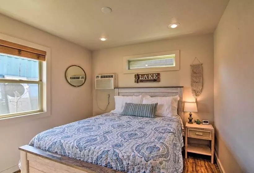 Resort Cabin W/ Nearby Pool & Lake Access!