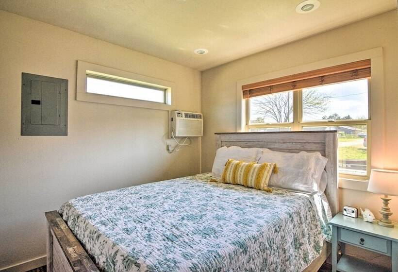 Resort Cabin W/ Nearby Pool & Lake Access!