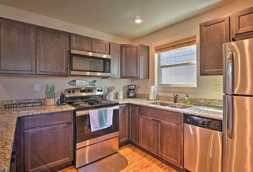 Resort Cabin W/ Nearby Pool & Lake Access!