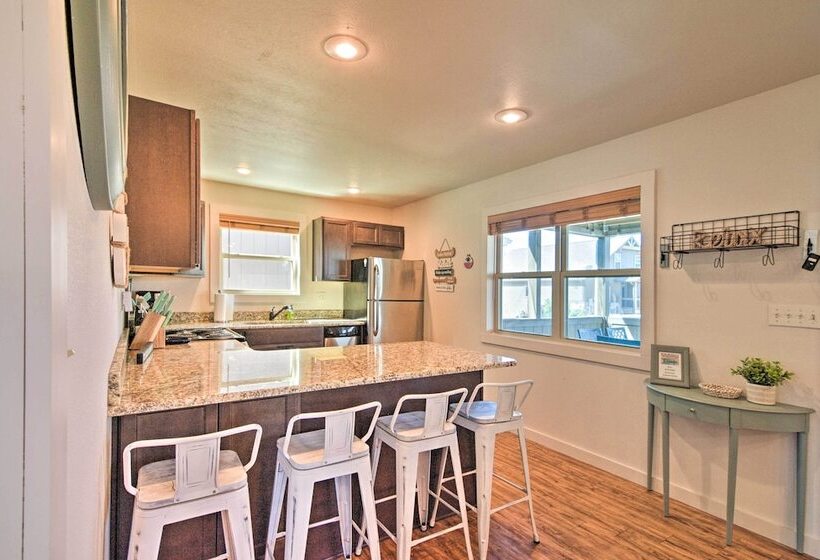 Resort Cabin W/ Nearby Pool & Lake Access!