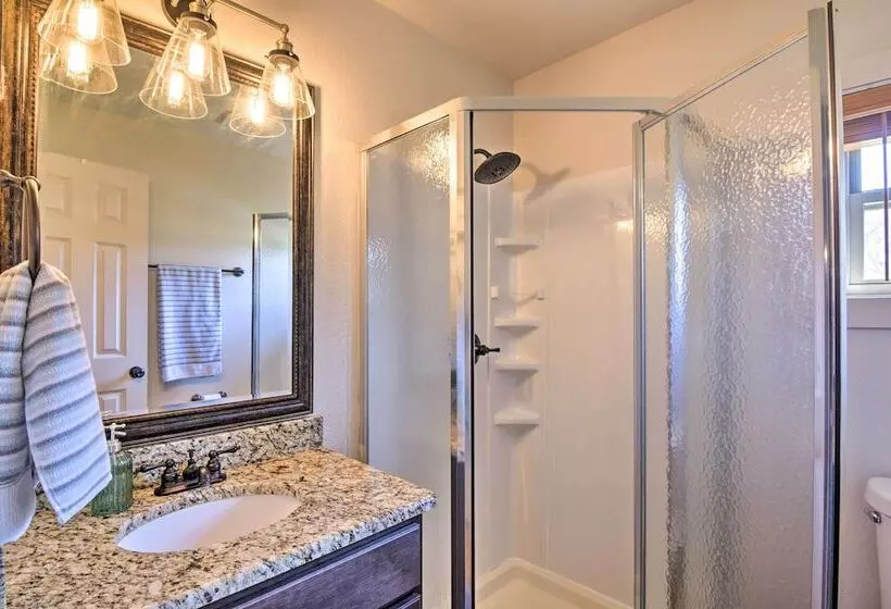 Resort Cabin W/ Nearby Pool & Lake Access!