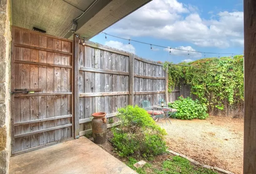 Romantic Private Cabin With Hot Tub 10 Mins To Fred!