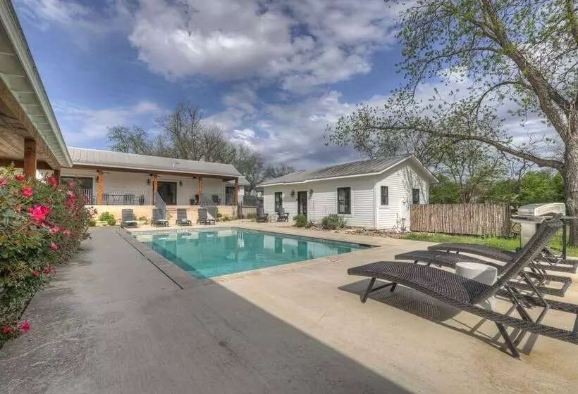 Schubert Inn Suite A With Pool Grill   2blks To Main