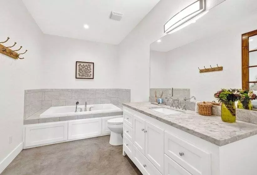 Schubert Inn Suite A With Pool Grill   2blks To Main