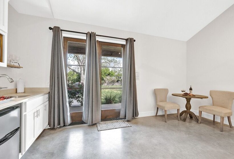 Schubert Inn Suite A With Pool Grill   2blks To Main