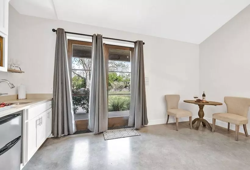 Schubert Inn Suite A With Pool Grill   2blks To Main