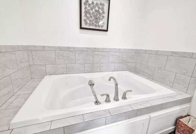 Schubert Inn Suite A With Pool Grill   2blks To Main