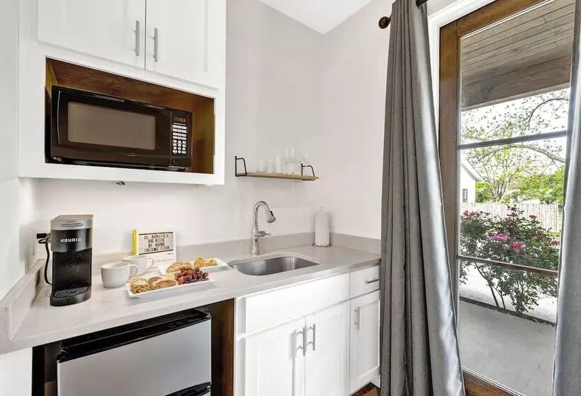 Schubert Inn Suite A With Pool Grill   2blks To Main