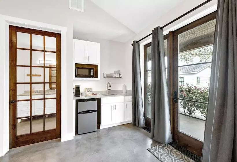 Schubert Inn Suite A With Pool Grill   2blks To Main