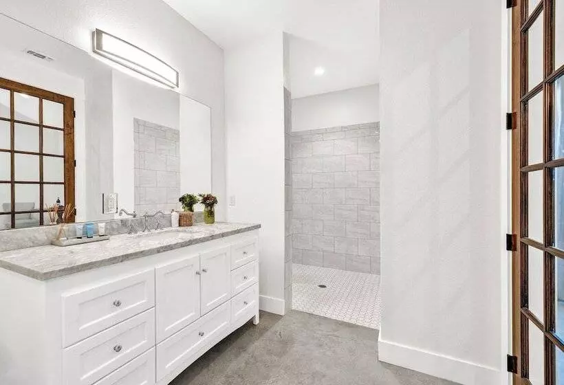 Schubert Inn Suite A With Pool Grill   2blks To Main