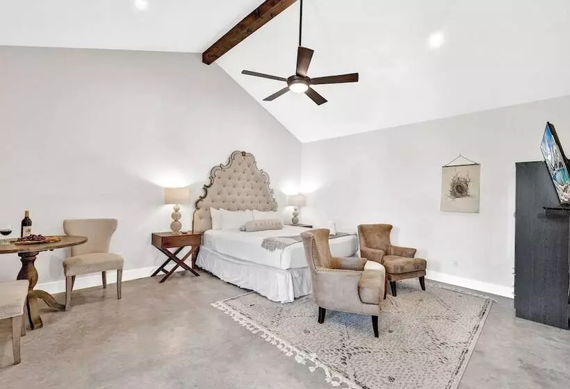 Schubert Inn Suite A With Pool Grill   2blks To Main