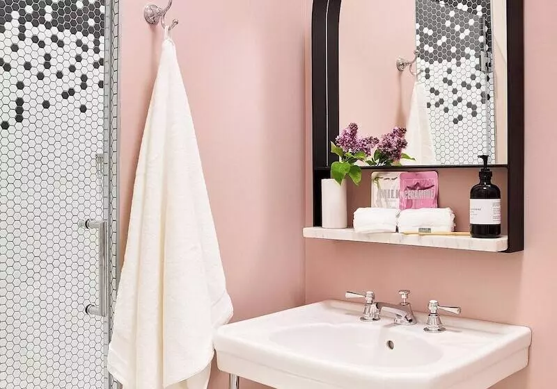 The Neighborhood Hotel   Lincoln Park