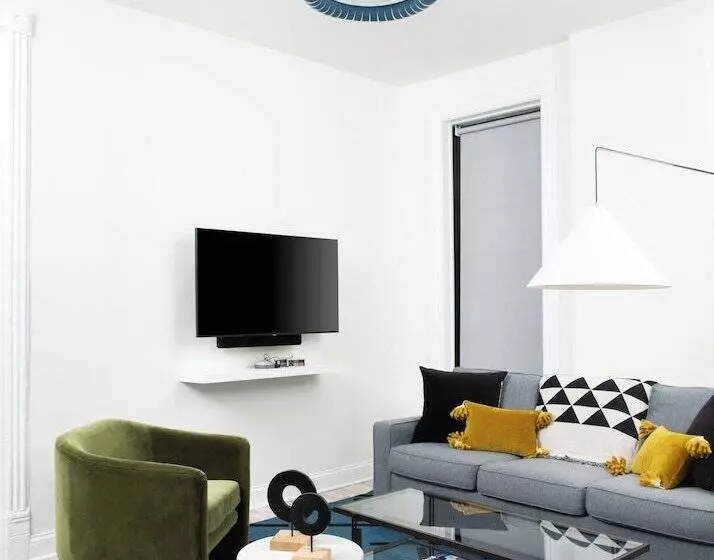 The Neighborhood Hotel   Lincoln Park