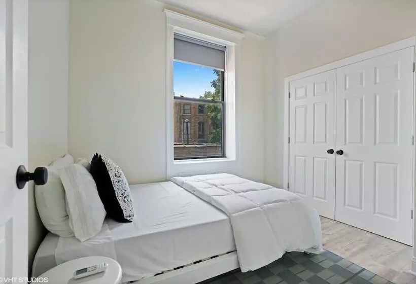 The Neighborhood Hotel   Lincoln Park