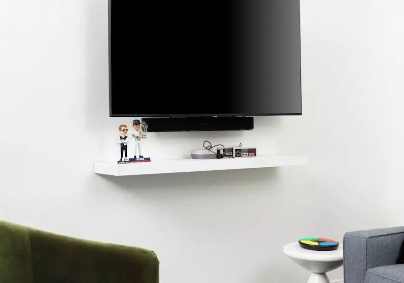 The Neighborhood Hotel   Lincoln Park