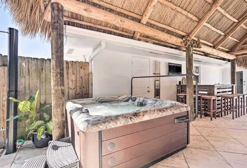 Poolside Paradise W/ Tropical Hut In Palm Beach