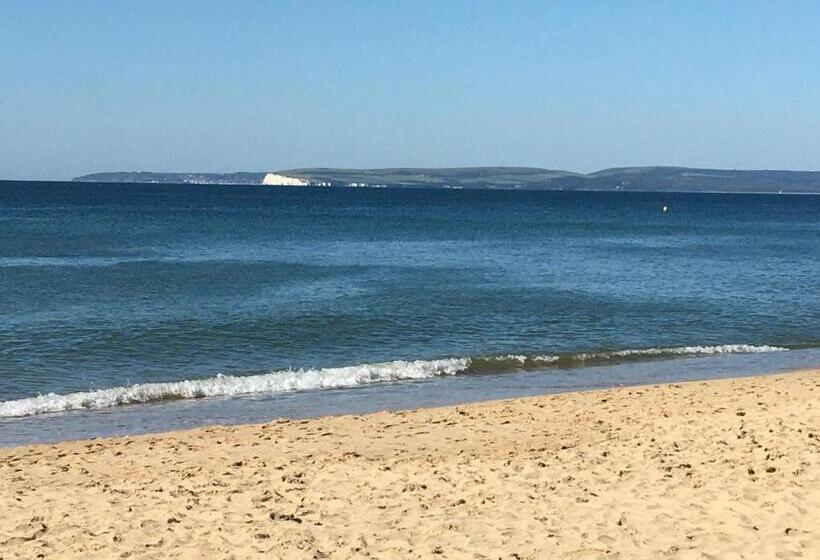 تختخواب و صبحانه Southern Breeze Lodge   Adults Only