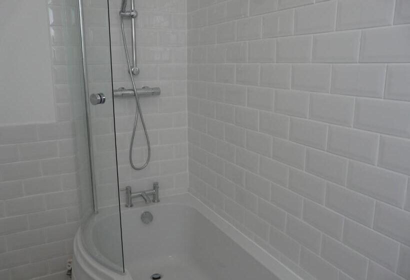 تختخواب و صبحانه Southern Breeze Lodge   Adults Only