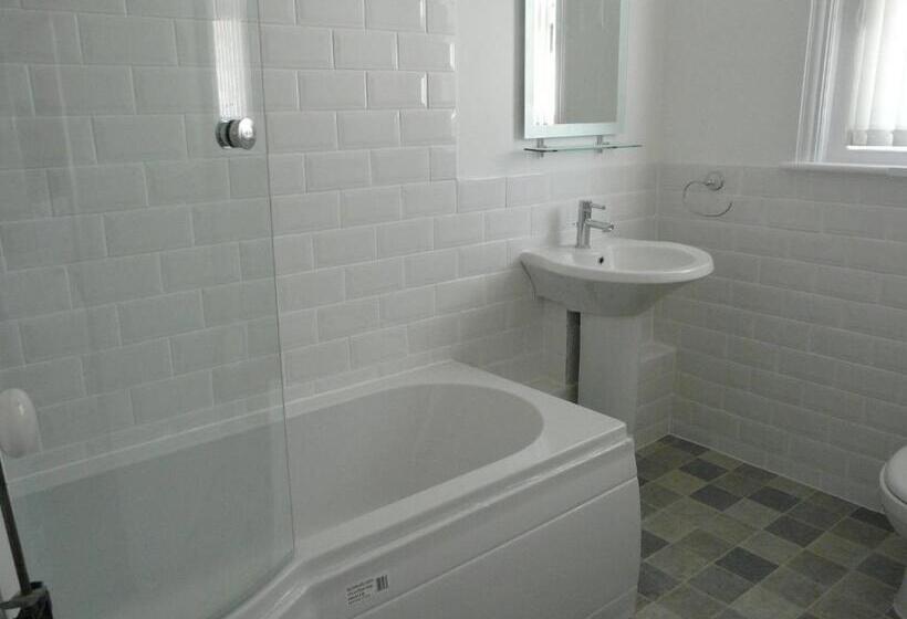 تختخواب و صبحانه Southern Breeze Lodge   Adults Only